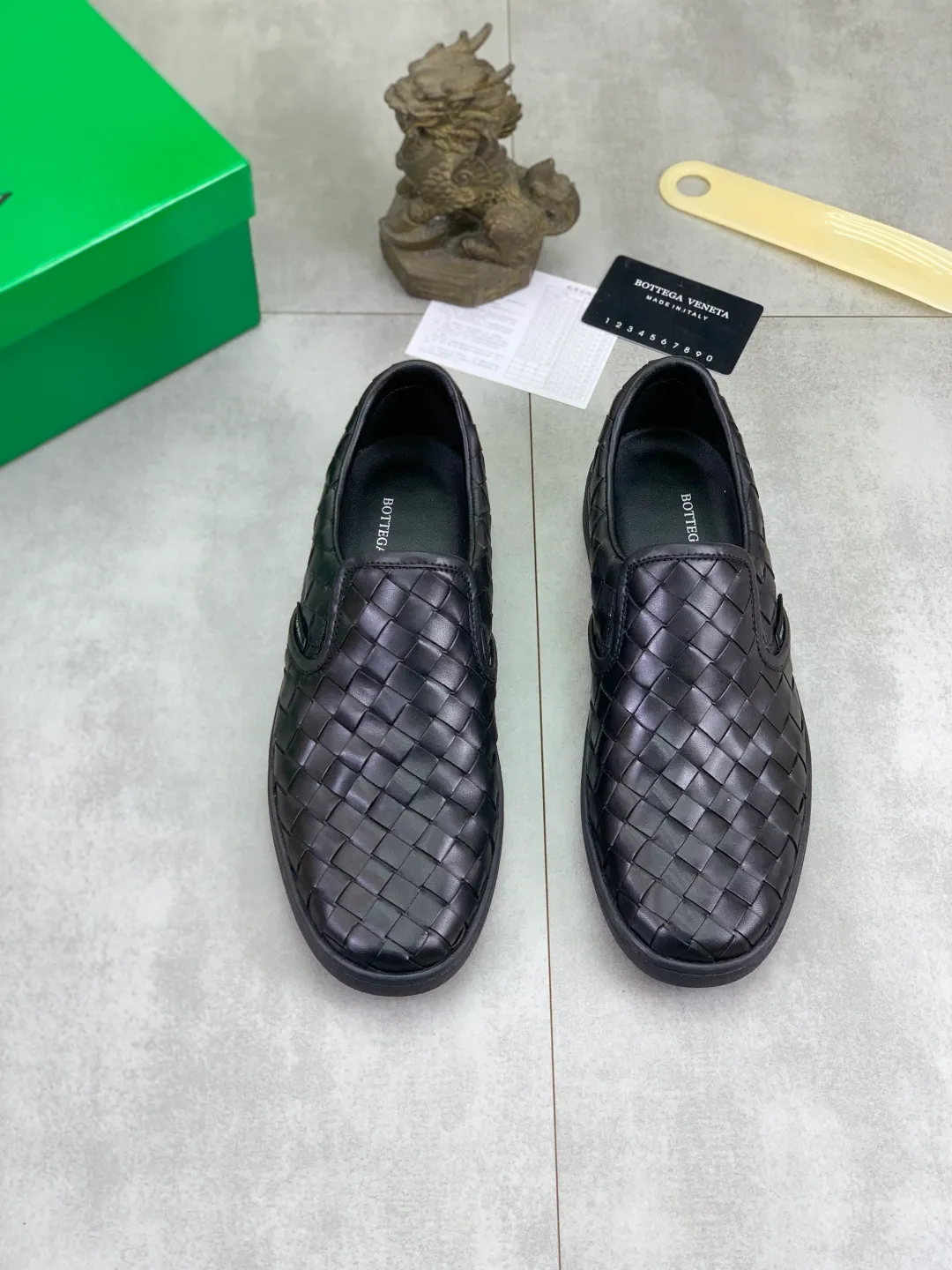 Men's shoes 💰P520 [New model] Water-dyed cow leather 💰High-quality business casual shoes 💎💎💎 BOTTEGA VENETA official website synchronizes the latest top version of BV in the market, accepts material comparison, shoe type comparison, process comparison, practical and textured, versatile and suitable for any occasion, the more you look at it, the more flavorful it becomes. Pure hand-woven craftsmanship - Upper material, hand-woven calfskin imported from Italy 🇮🇹 - High-quality water-dyed cowhide lining - Original private model customized outsole -Size: 39-45 Color: black or brown optional